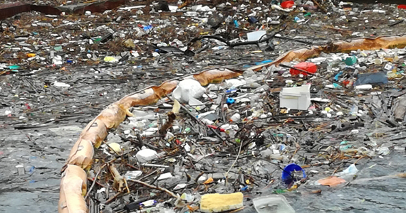 海に流れるプラスチックごみ